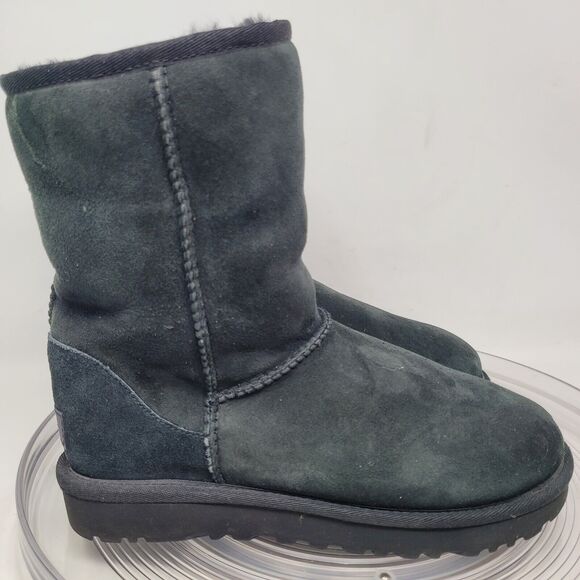 UGG CLASSIC SHORT II BLACK SUEDE SHEEPSKIN WATERPROOF WOMENS BOOTS SIZE US 7 NEW - Picture 1 of 8